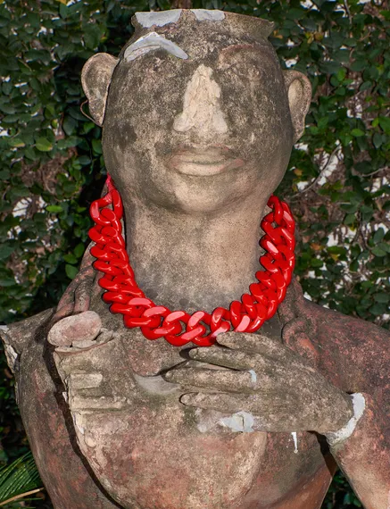 Collier à maillons en résine rouge