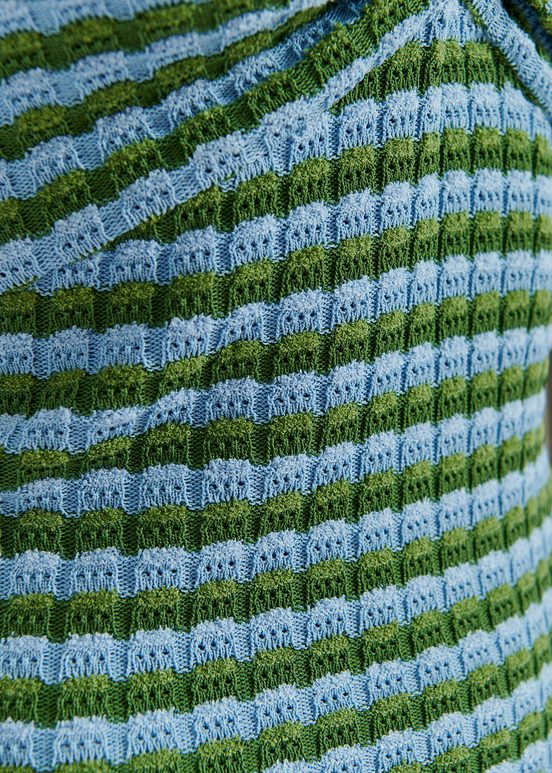 Top sans bretelles en tricot rayé bleu et vert