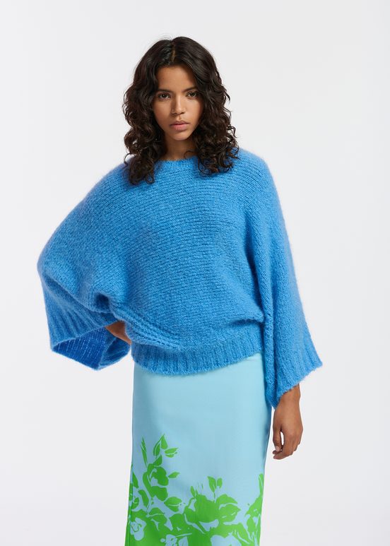 Blauer Strickpullover mit Cape-Effekt