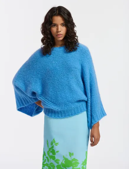 Pull en tricot bleu à effet cape