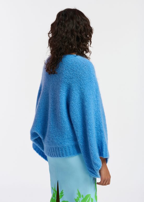 Blauwe trui met cape-effect