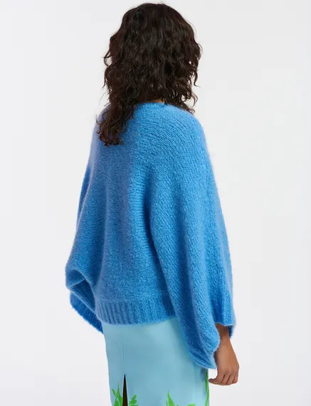 Pull en tricot bleu à effet cape