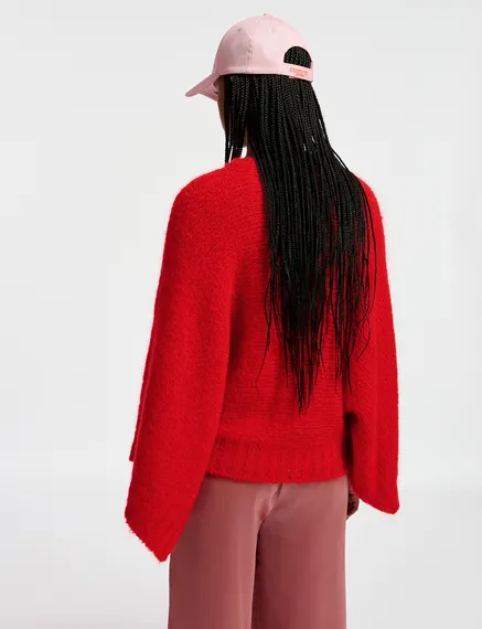 Roter Strickpullover mit Cape-Effekt