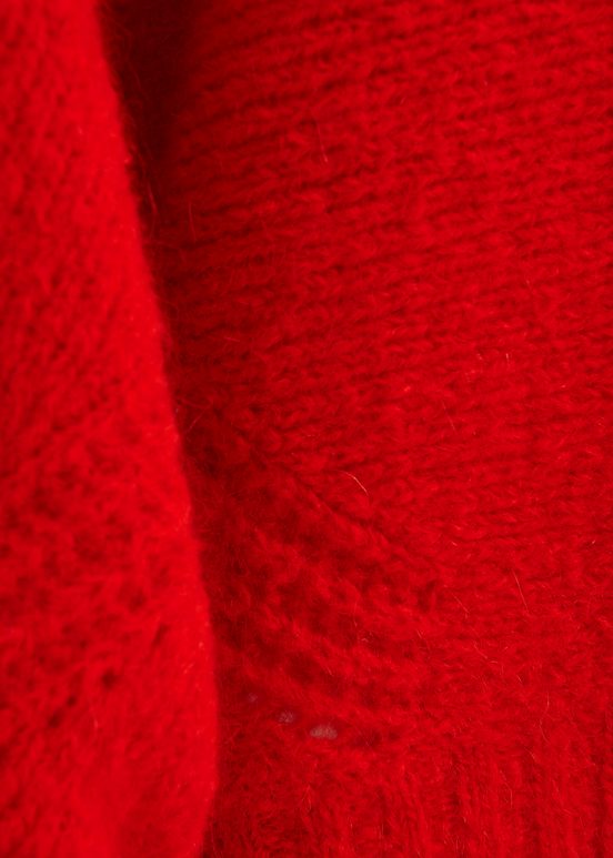 Pull en tricot rouge à effet cape