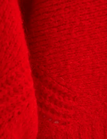 Pull en tricot rouge à effet cape