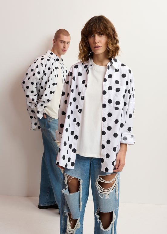 Chemise en coton blanche et noire à pois