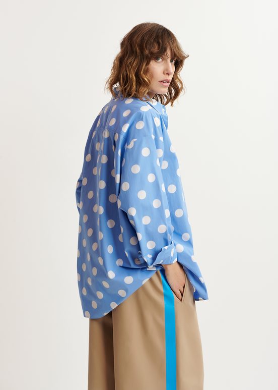 Chemise en coton bleue et blanche à pois