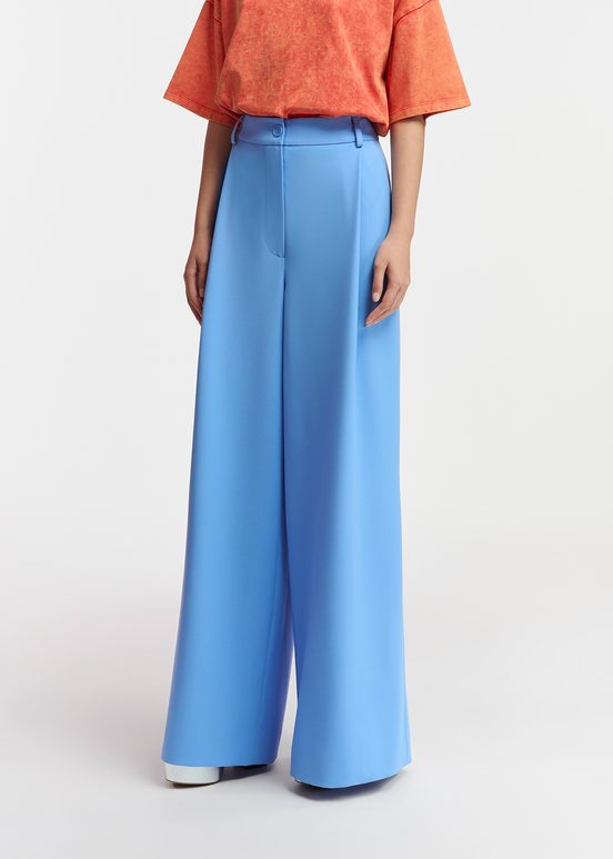 Blaue Hose mit weitem Bein