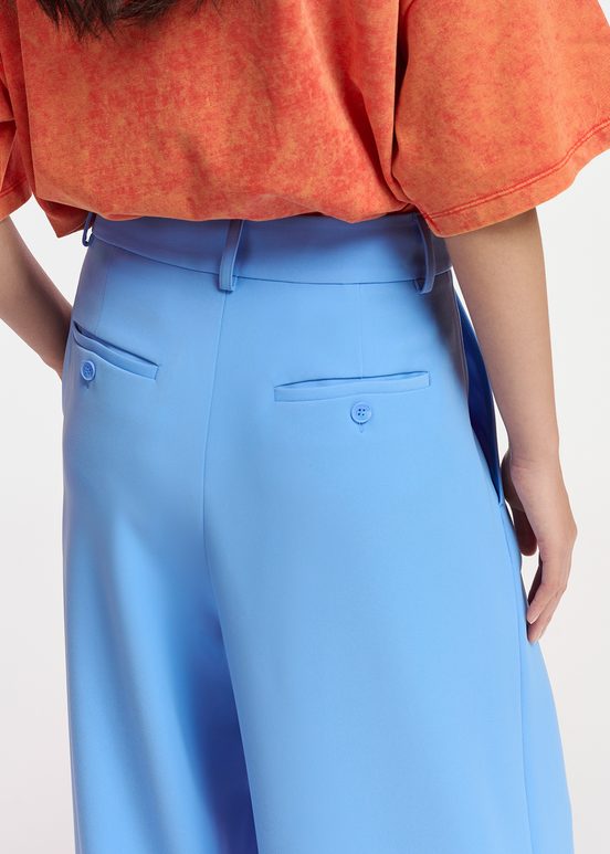 Blaue Hose mit weitem Bein