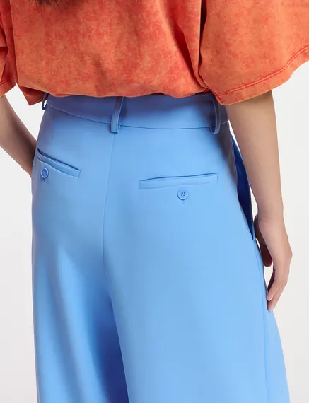 Blaue Hose mit weitem Bein