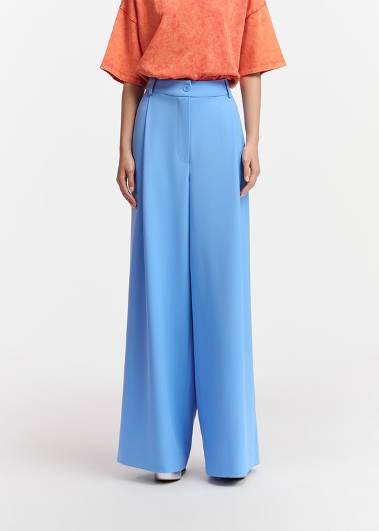 Blaue Hose mit weitem Bein