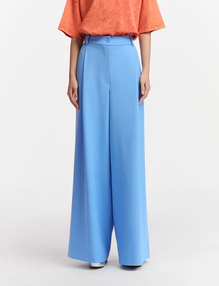 Blaue Hose mit weitem Bein