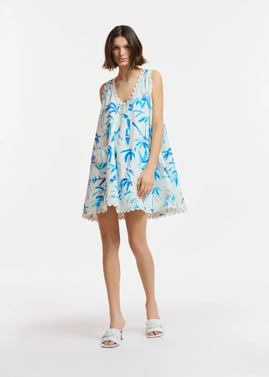 Cremefarbenes und blaues Minikleid mit Palmenblatt-Print