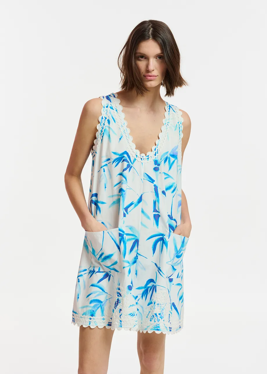 Cremefarbenes und blaues Minikleid mit Palmenblatt-Print
