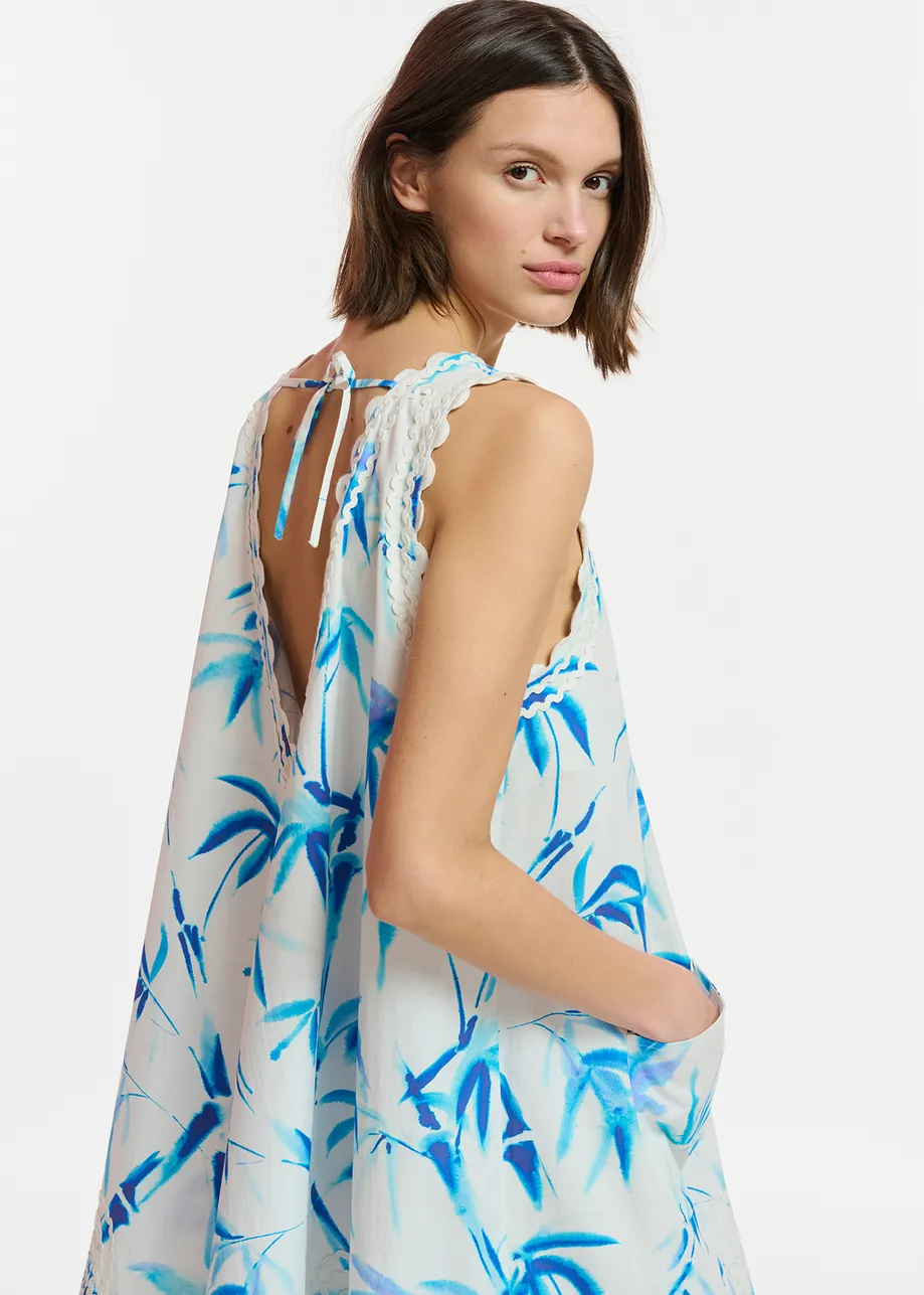 Cremefarbenes und blaues Minikleid mit Palmenblatt-Print