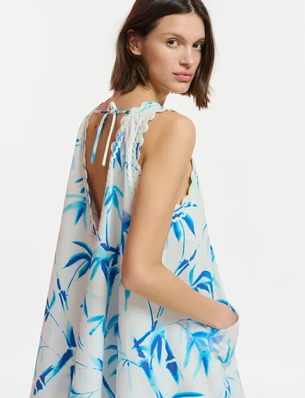 Gebroken witte en blauwe mini-jurk met palmbladerenprint