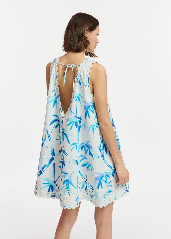 Gebroken witte en blauwe mini-jurk met palmbladerenprint