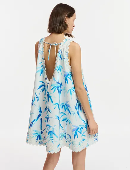 Gebroken witte en blauwe mini-jurk met palmbladerenprint