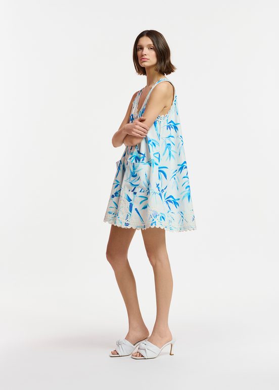 Gebroken witte en blauwe mini-jurk met palmbladerenprint