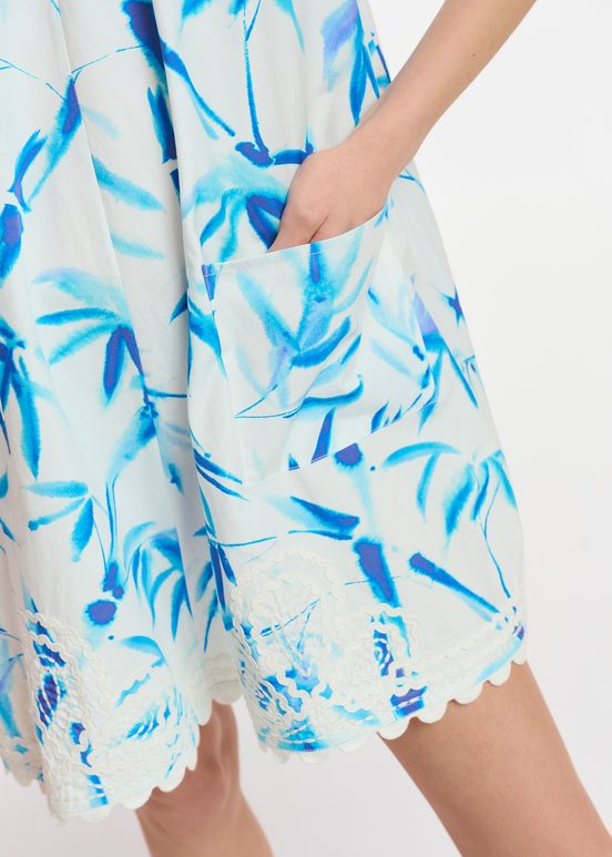 Gebroken witte en blauwe mini-jurk met palmbladerenprint