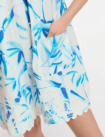 Gebroken witte en blauwe mini-jurk met palmbladerenprint