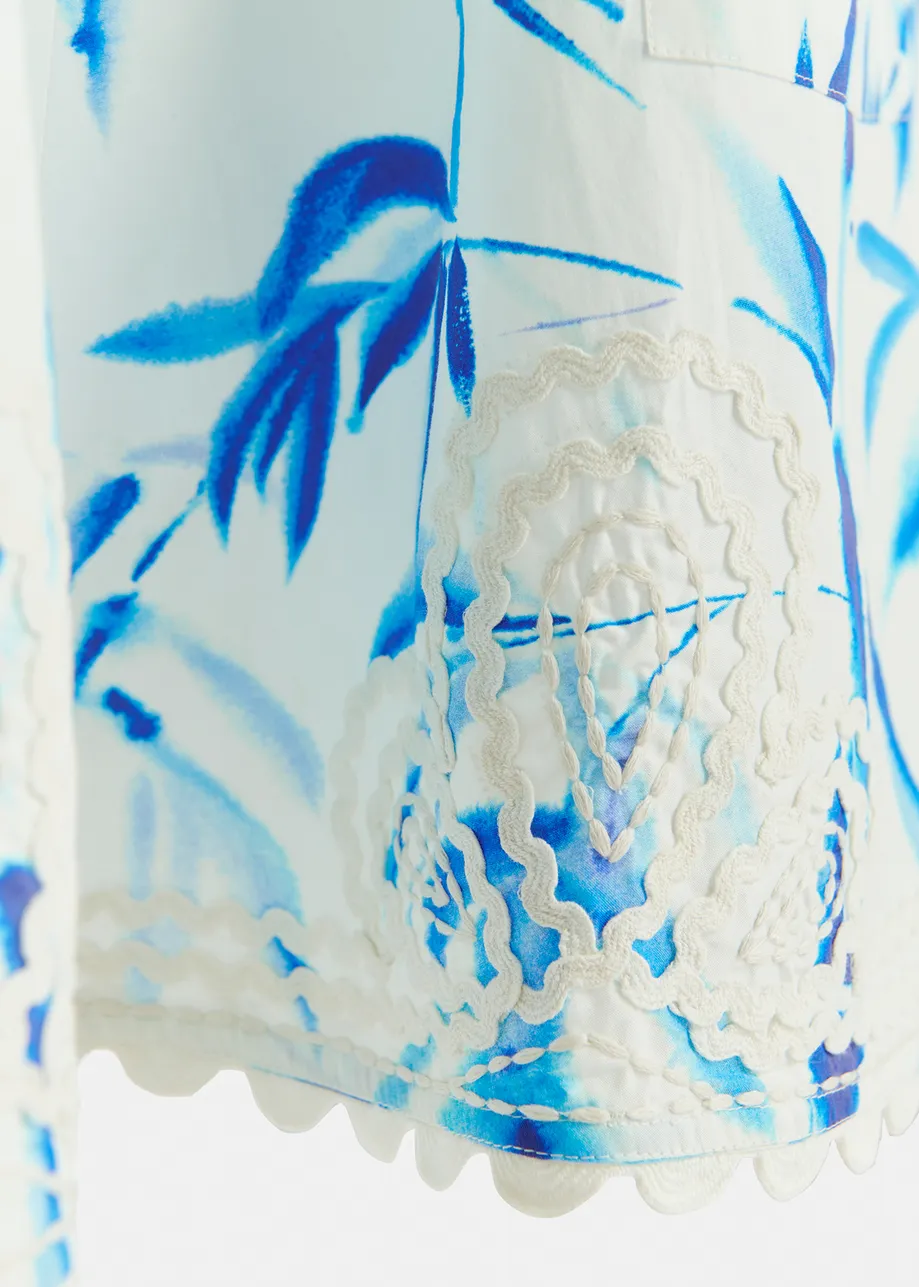 Cremefarbenes und blaues Minikleid mit Palmenblatt-Print