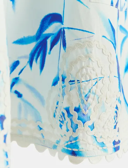 Gebroken witte en blauwe mini-jurk met palmbladerenprint