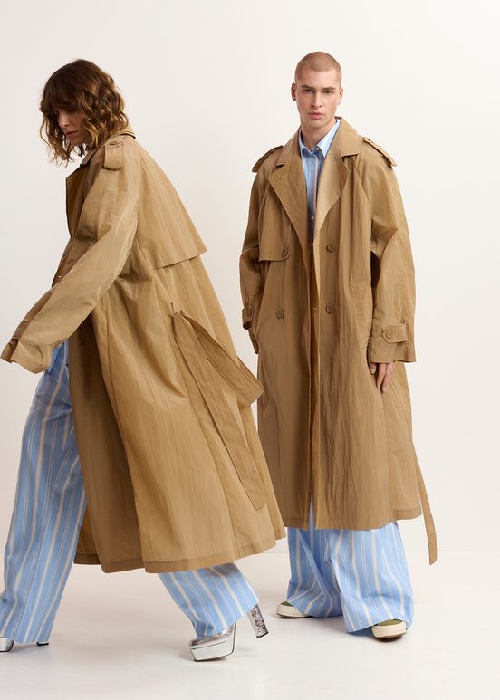 Camelfarbener, zweireihiger Trenchcoat