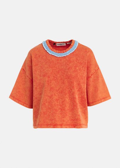 T-shirt en coton orange avec encolure en perles