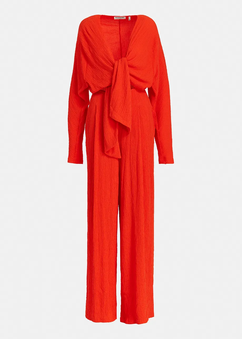 Rode jumpsuit in cloqué met geknoopte voorkant