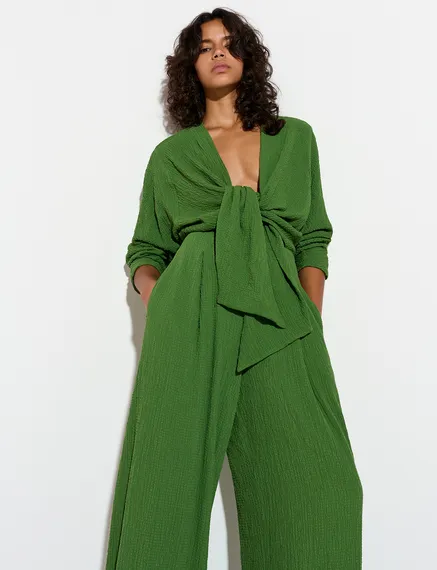 Donkergroene jumpsuit in cloqué met geknoopte voorkant