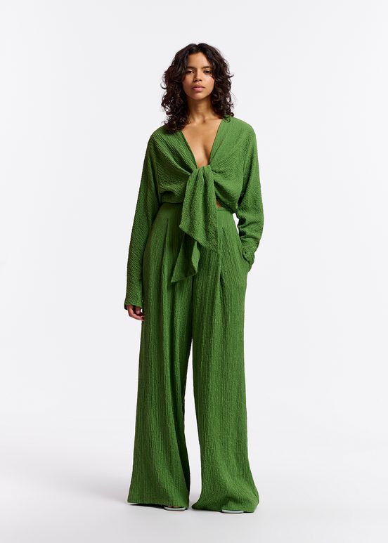 Donkergroene jumpsuit in cloqué met geknoopte voorkant