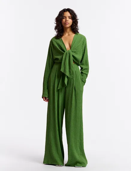 Donkergroene jumpsuit in cloqué met geknoopte voorkant