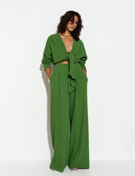 Donkergroene jumpsuit in cloqué met geknoopte voorkant