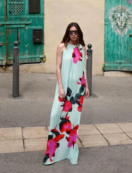 Robe maxi bleu clair fleurie à encolure américaine