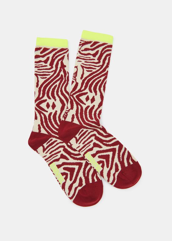 Cremefarbene und weinrote Zebra-Socken