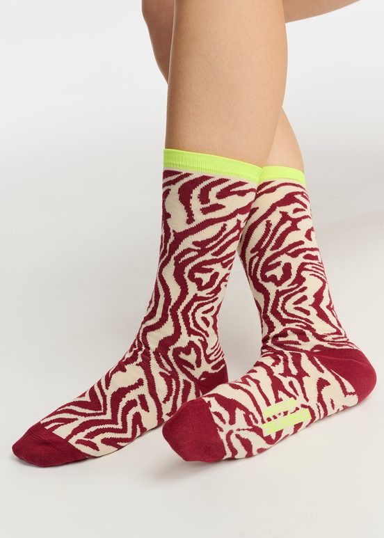 Cremefarbene und weinrote Zebra-Socken