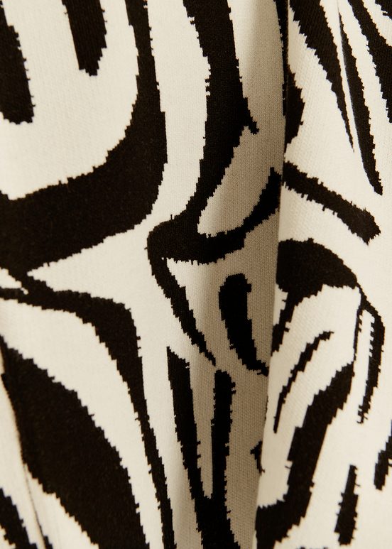 Gebroken witte en zwarte jurk in zebra jacquard