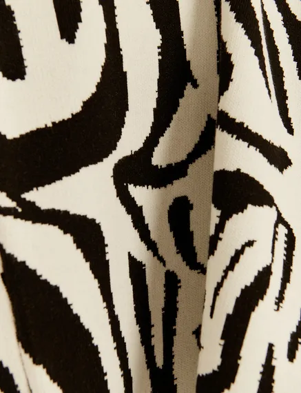 Gebroken witte en zwarte jurk in zebra jacquard