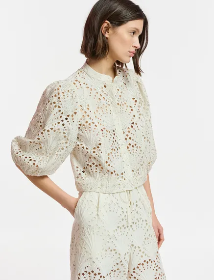 Chemise blanc cassé en broderie anglaise à manches bouffantes