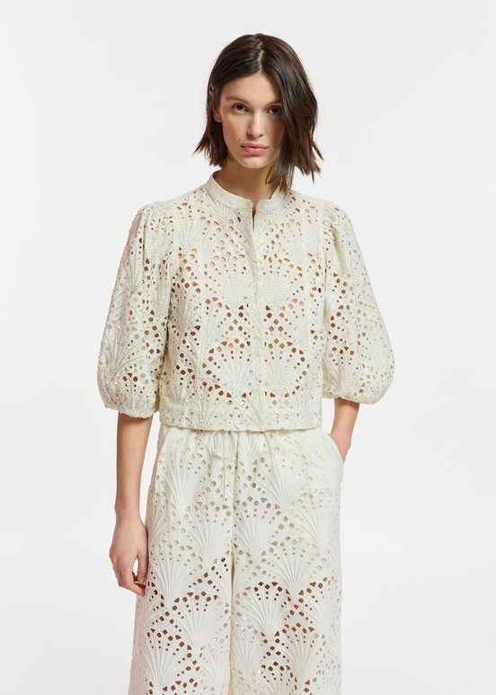 Chemise blanc cassé en broderie anglaise à manches bouffantes