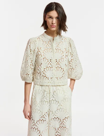 Chemise blanc cassé en broderie anglaise à manches bouffantes