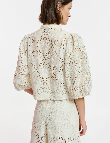 Chemise blanc cassé en broderie anglaise à manches bouffantes