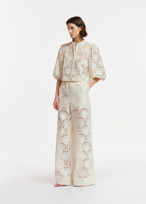 Chemise blanc cassé en broderie anglaise à manches bouffantes