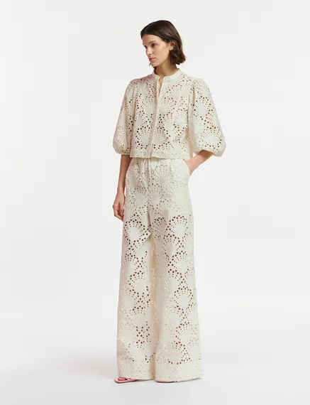 Chemise blanc cassé en broderie anglaise à manches bouffantes