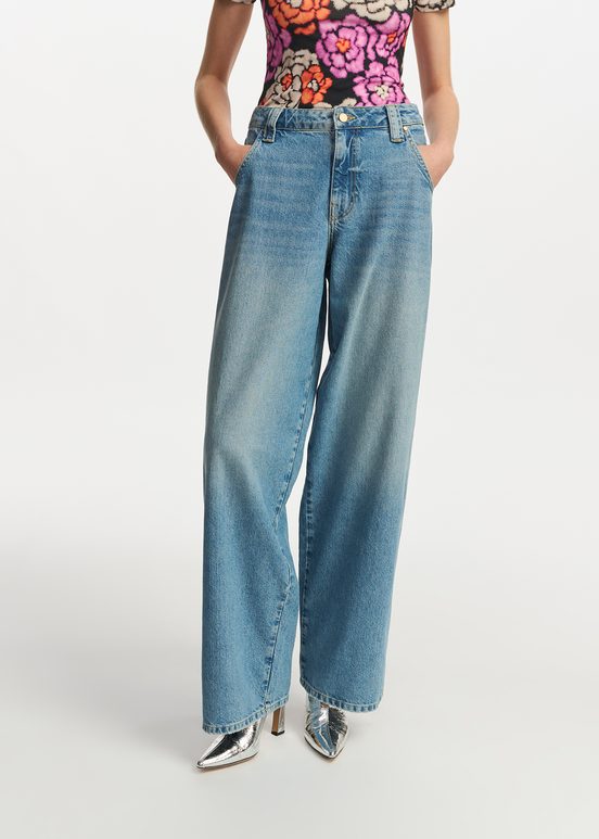 Blaue Jeans mit weitem Bein