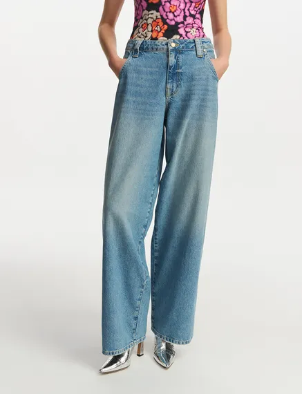 Blaue Jeans mit weitem Bein