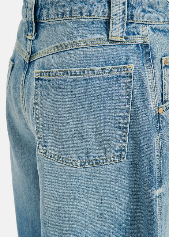 Blaue Jeans mit weitem Bein