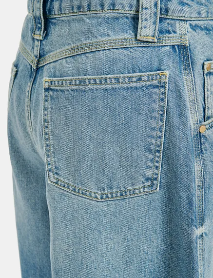 Blaue Jeans mit weitem Bein