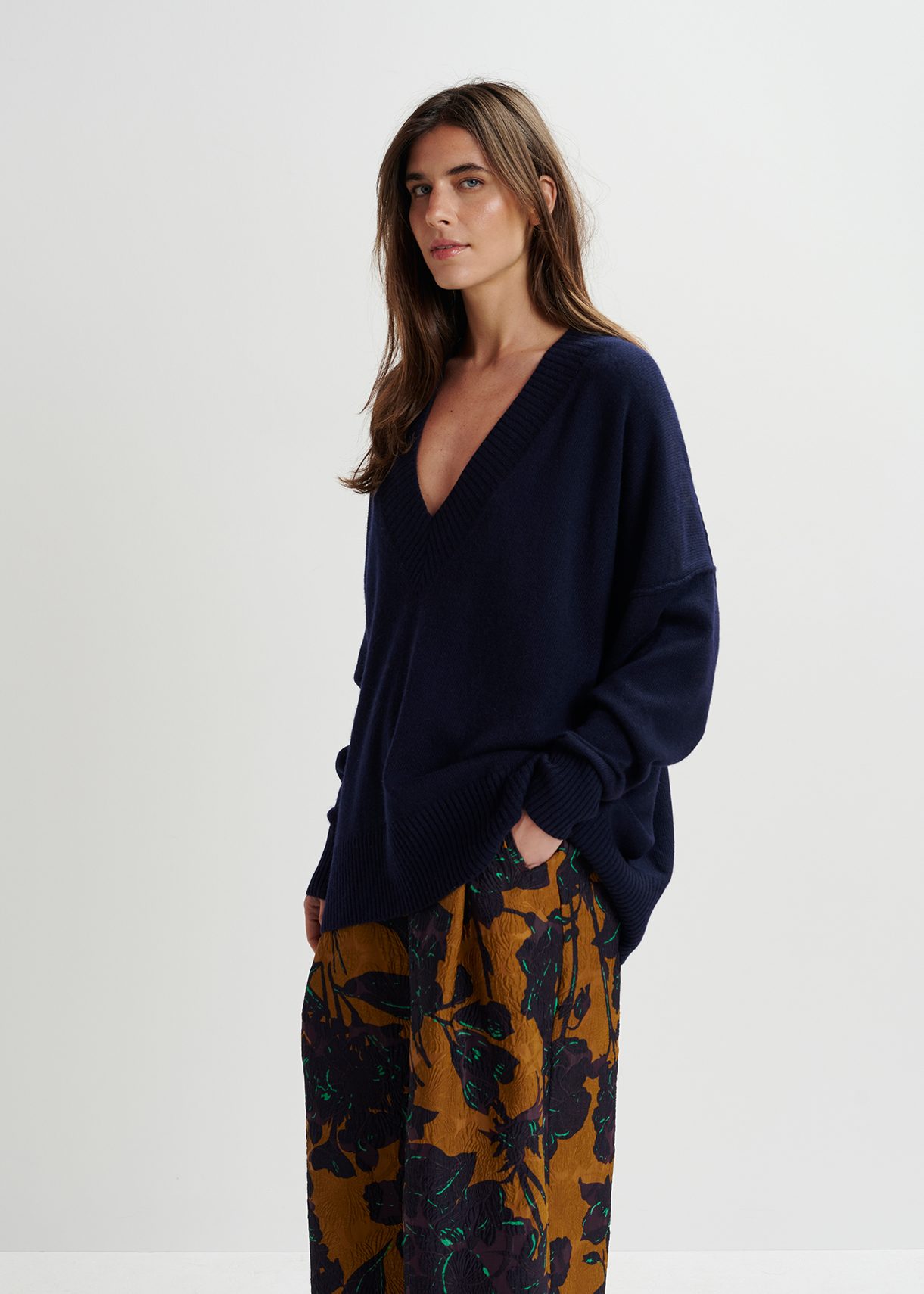 Navy blue oversized V-neck knit sweater | Essentiel Antwerp United